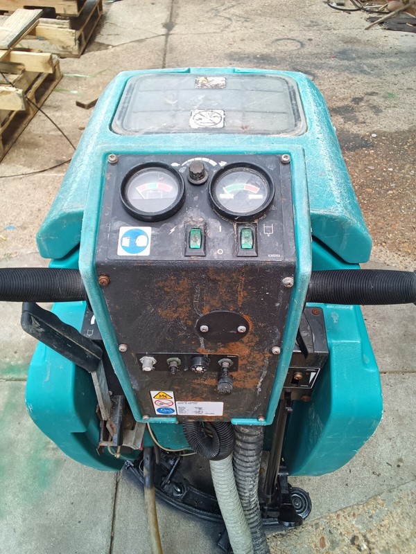 Tennant 5300 FLOOR SCRUBBER gallery