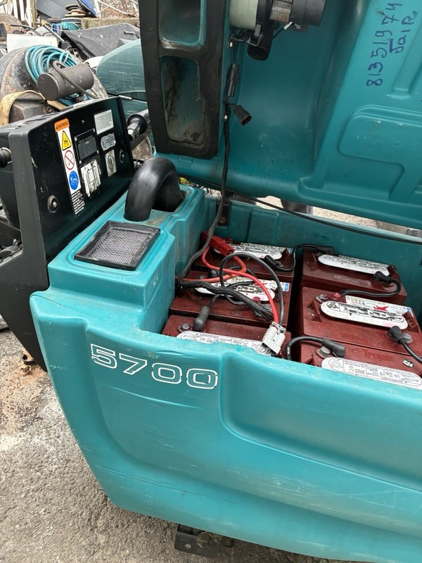 Tennant 5700 Scrub 6 Trojan Batteries and Kawasaki Blue Burnisher 27''