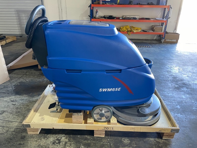 Battery-powered scrubber dryer – cleaning machine SWM65E, 23,681 ft²/h