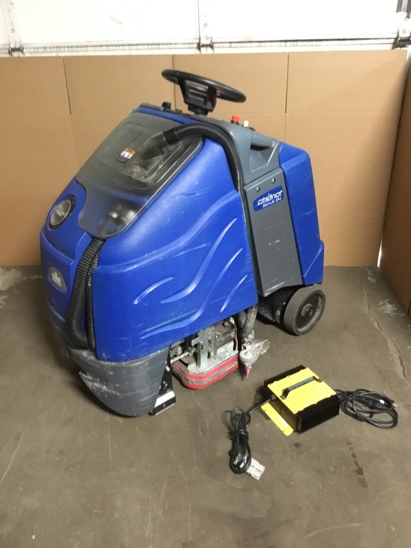 Windsor Chariot iScrub 24 CSX24 Floor Scrubber w/3X Batteries & Charger WORKING