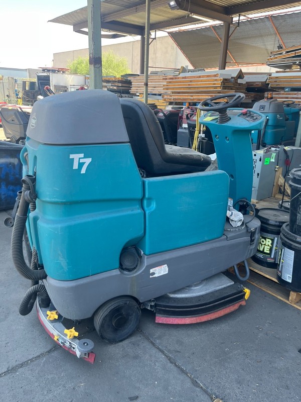 Tennant T7 Floor Scrubber