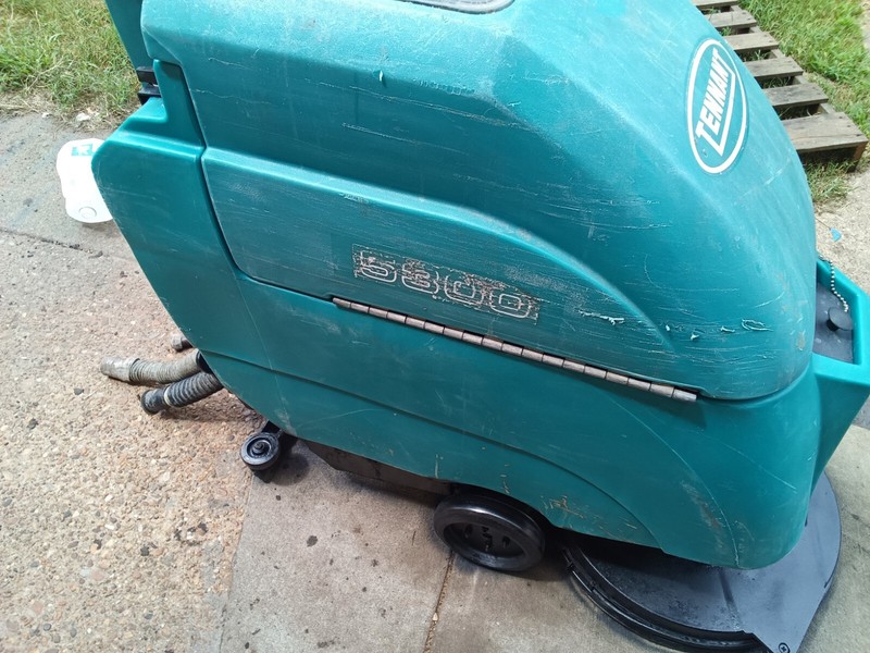 Tennant 5300 FLOOR SCRUBBER gallery