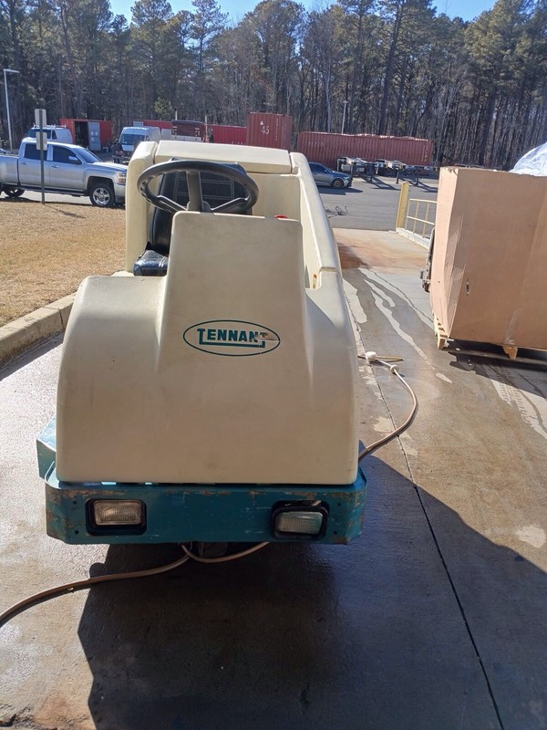 Tennant 7200 floor scrubber With Charger Included