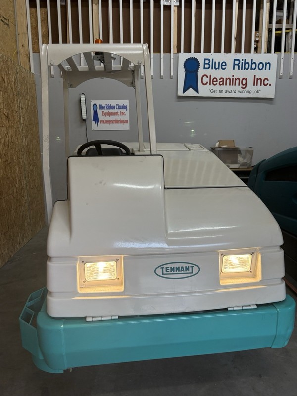 Tennant 7400 Scrubber LP Totally Serviced Low Hrs . G M Vortex Eng.